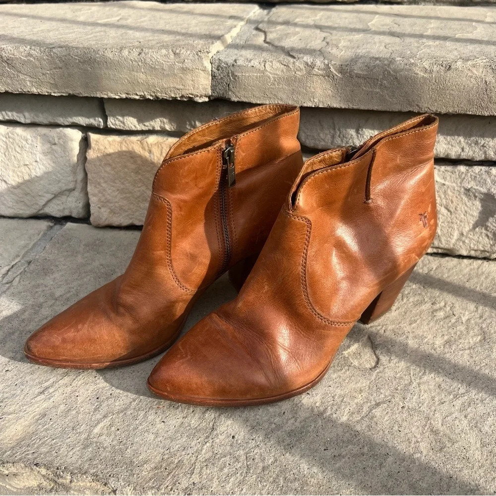 FRYE western style zip up ankle bootie Sz 9M